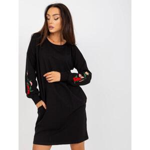 Fashionhunters Černé mini mikinové šaty s výšivkou RUE PARIS Velikost: L / XL