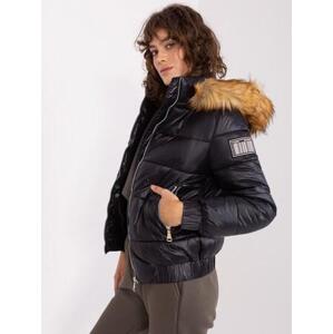 Fashionhunters Černá dámská zimní bunda s nášivkou Velikost: S