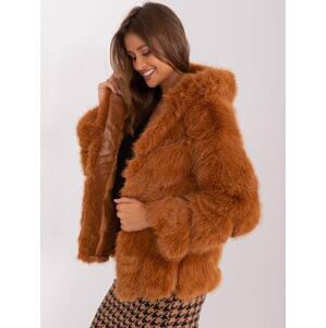 Fashionhunters Světle hnědá bunda z ekokožešiny s kapucí.Velikost: L/XL