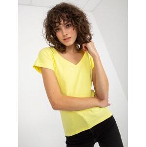 Fashionhunters Světle žluté základní bavlněné tričko Velikost: M